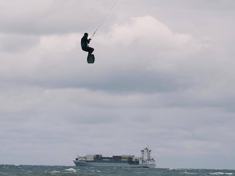 Gameplay from Winds Up Kitesurfing – kitesurfer jumping over a boat